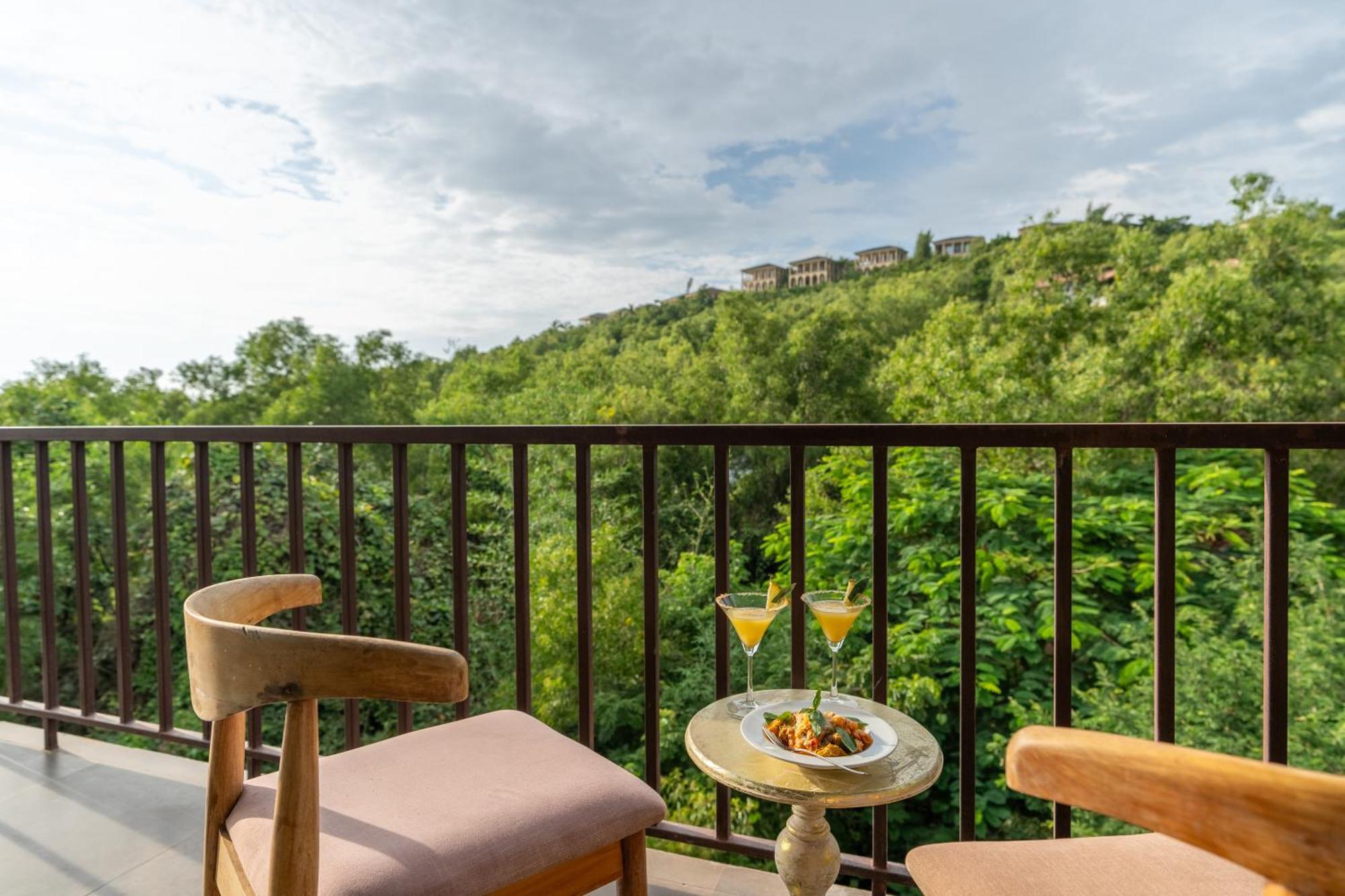 Locomo Boutique, Morjim - Stay Work Eat 外观 照片